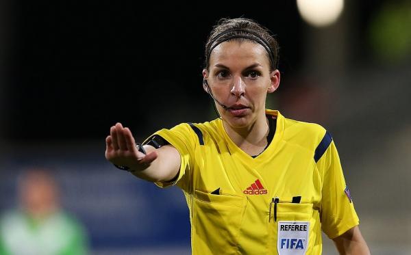 Fifa escala trio de arbitragem feminino para apitar jogo de Copa do Mundo masculina