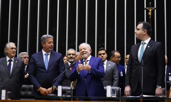 Lula toma posse e prioriza tirar 100 milhões de brasileiros da pobreza