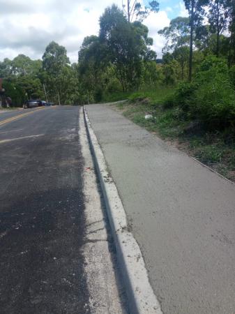 Asfalto Novo: Depois da pavimentação, rua Zagais recebe padronização da calçada