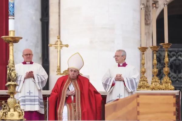 Papa Francisco preside funeral de Bento XVI 