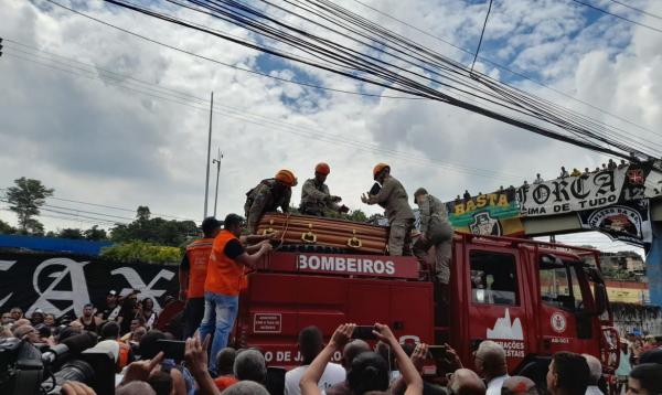 Maior ídolo do Vasco, Roberto Dinamite é sepultado em Caxias, no RJ