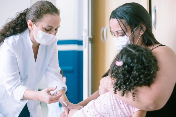 Mesmo com fortes chuvas, mais de 860 pessoas foram atendidas na força-tarefa de vacinação