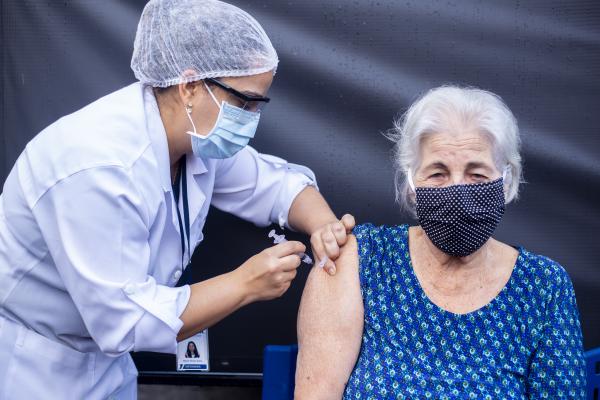 Cotia começa a aplicar vacina de reforço com dose bivalente contra a Covid em idosos 70+