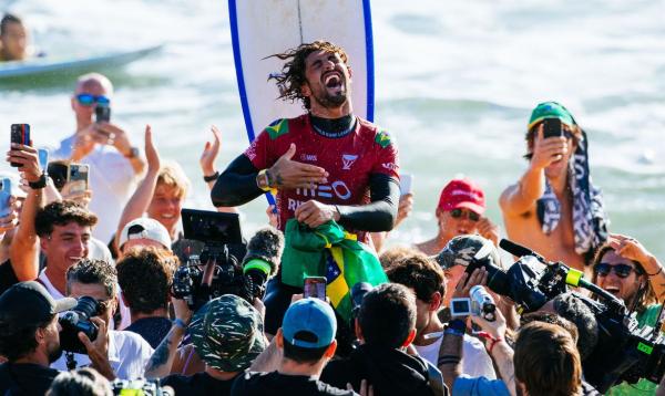 Brasileiro João Chianca vence etapa de Portugal do Mundial de surfe