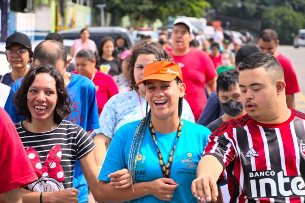 Professores, alunos e atendidos da APAE evitam a emissão de 22,170 kg de gases de efeito estufa com Plogging