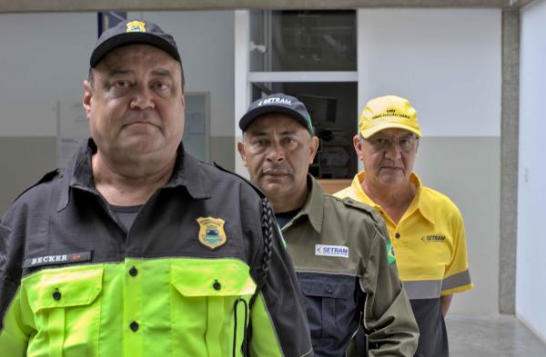 Setram de Cotia entrega novos uniformes para agentes de trânsito