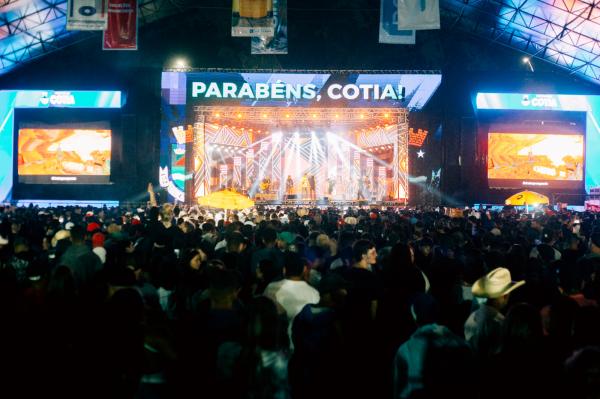Milhares de pessoas acompanharam os shows do aniversário de Cotia