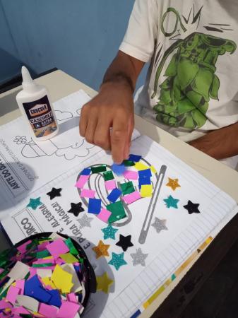 Cascola estimula atividades de artesanato com alunos da APAE Cotia e doa 1 tonelada de adesivos