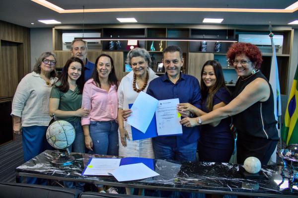 Prefeitura entrega van para oferecer transporte aos idosos do Serviço de Convivência e Fortalecimento de Vínculos da ASSA