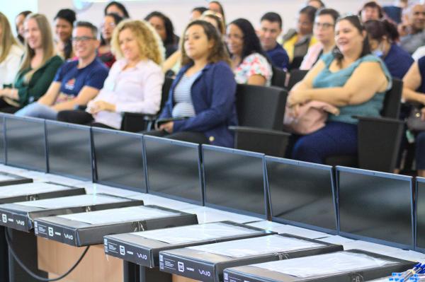 Prefeitura entrega notebooks para diretores e coordenadores da rede municipal de ensino  