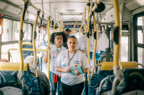 Abril Azul: Cotia fecha o mês do autismo com ação de conscientização no terminal de ônibus