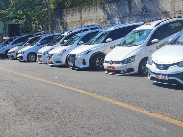 Taxistas recebem selo que atesta regularidade de funcionamento em Cotia