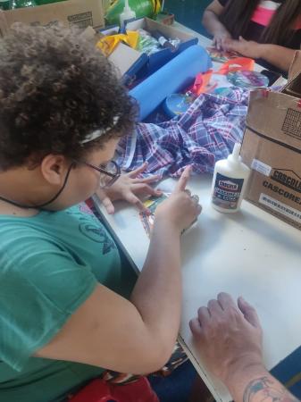 Alunos da APAE Cotia confeccionam presentes para o Dia das Mães com materiais sustentáveis