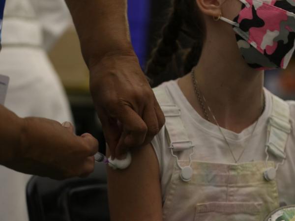 Fake news sobre vacinas geram medo e levam pais e responsáveis a negligenciarem a vacinação infantil