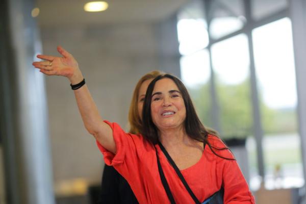 Regina Duarte é ‘demitida’ ao vivo após assumir cargo no governo
