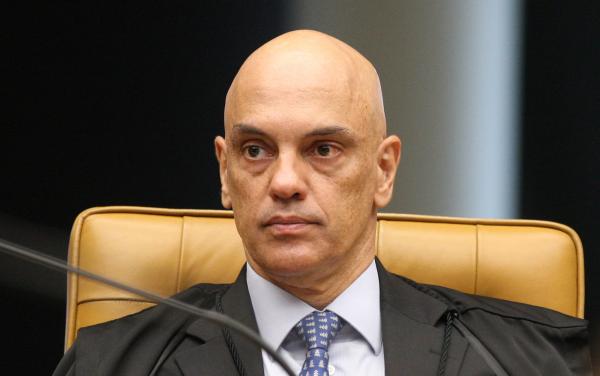 Moraes retira sigilo de mensagens encontradas em celular de Mauro Cid