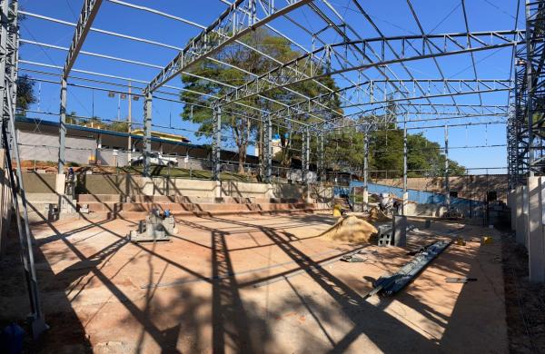 Obra da nova quadra em escola do Jardim Sabiá está em ritmo acelerado