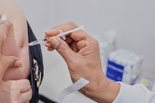 Meningite: sem novo abastecimento de vacina, Cotia encerra a aplicação em professores