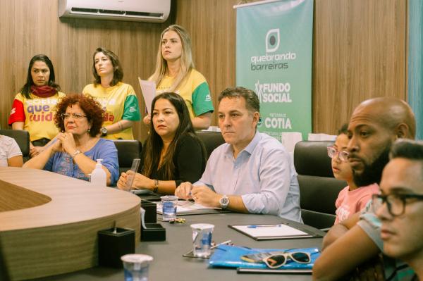 Quebrando barreiras: alunos com deficiência visual recebem leitor óptico