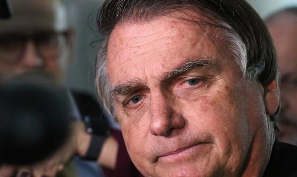 Ex-presidente chega à PF para prestar depoimento sobre joias sauditas