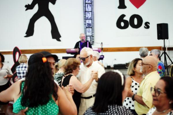 Anos 60: alegria e nostalgia marcaram o Baile da 3ª Idade em Cotia