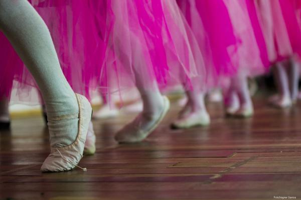 Festa de encerramento: ginásio de esportes recebe espetáculo de balé, dança coreografada e pilates kids
