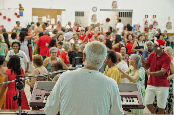 Baile da Melhor Idade comemora o encerramento do ano em clima de Natal