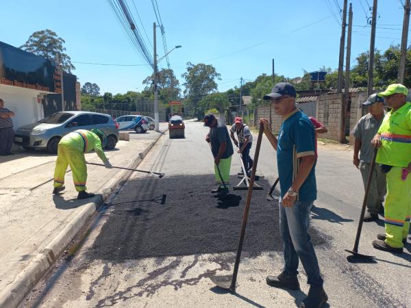 Operação ‘Tapa-buraco’ da Prefeitura de Cotia passa por diversas ruas