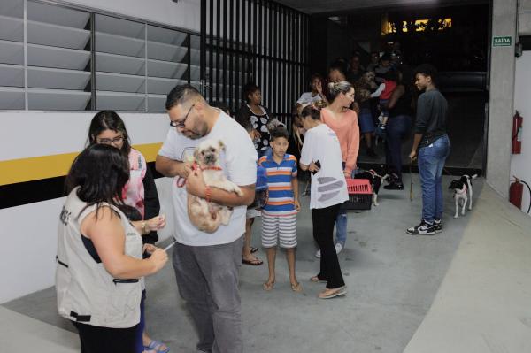 Cotia realiza mais uma edição da vacinação antirrábica noturna para cães e gatos  
