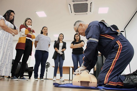 Colaboradores da Educação recebem treinamento em primeiros-socorros