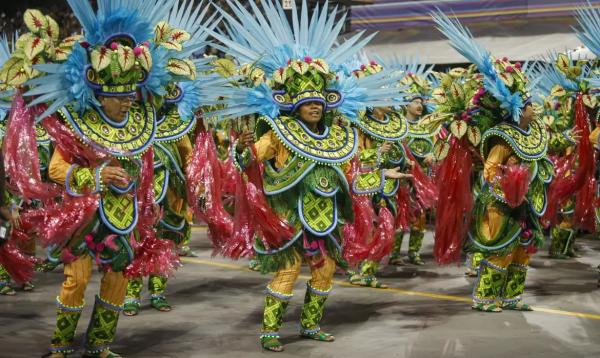 Escolas de samba campeãs desfilam hoje no sambódromo em SP