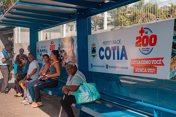 Prefeitura de Cotia iniciou a instalação de centenas de novos abrigos de ônibus
