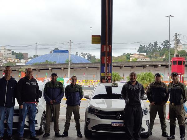 Prefeitura entrega alvará e selo ‘autorizado’ aos taxistas regularizados
