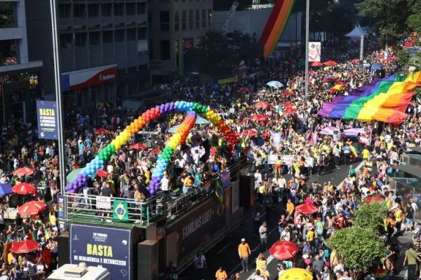 Com música e alegria, Parada LGBT+ de SP chama atenção para a política