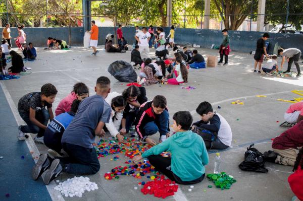 Escola de Cotia arrecada 100 mil tampinhas plásticas para instituição que ajuda crianças com câncer