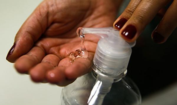 Álcool gel: se falsificado, não use; se legalizado, use com cuidado