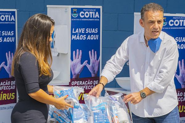 No enfrentamento da Covid-19, Prefeitura de Cotia instala pias e distribui itens de higienização das pessoas em situação de rua