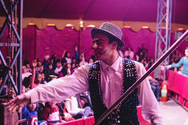 Crianças de escolas municipais participam de sessões gratuitas de circo