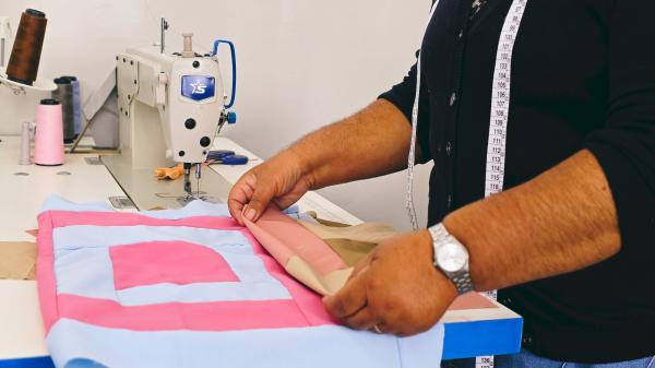 Prefeitura abre inscrições para curso gratuito de corte e costura em Cotia