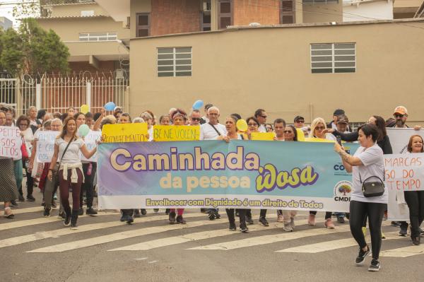 Cotia realiza caminhada em celebração ao Dia da Pessoa Idosa