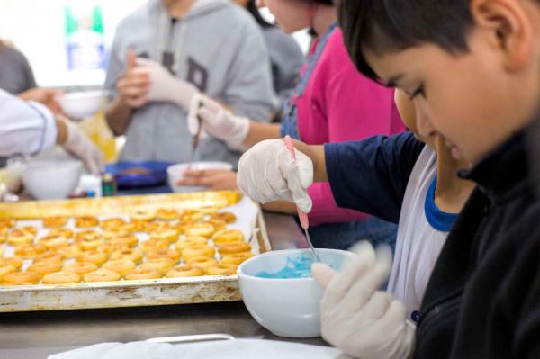Crianças do CAPS Infantojuvenil participam de oficinas de gastronomia em Cotia