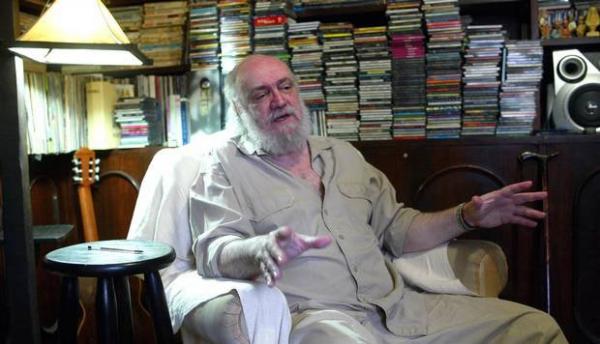 Compositor Aldir Blanc está em estado grave com suspeita de coronavírus