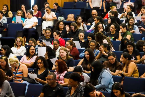 Inclusão na prática: auxiliares de classe participam de capacitação para atuação com alunos com deficiência