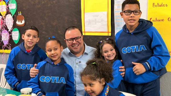 Uniformes escolares começam a ser entregues para alunos da rede municipal de Cotia