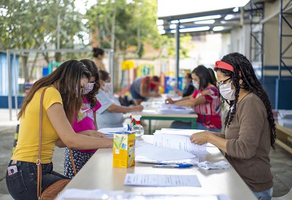 Cotia começa a distribuir material para alunos estudarem de casa, durante a pandemia