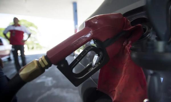 Com nova alta mundial do petróleo, governo mantém desconto na gasolina