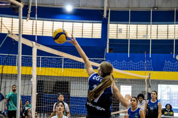 Cotia amplia oferta de esporte gratuito com parceria no Programa VivaVôlei