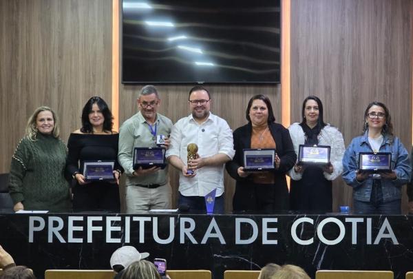 Welington Formiga homenageia diretores das escolas com melhores notas no IDEB em Cotia