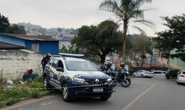 Equipe de moto ROMUCAM da GCM de Cotia detém dois indivíduos após roubo de alianças
