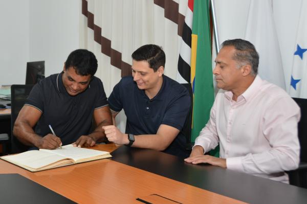 Caio Reis (PL) é empossado vereador na Câmara Municipal de Cotia